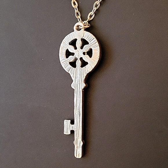NWOT Key-to-my-Heart Pendant, Silver-tone Chain,  32" - Picture 7 of 7